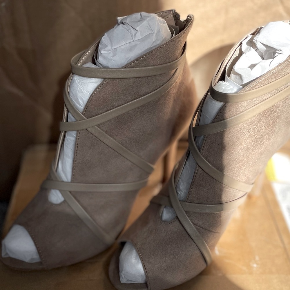 Gorgeous high heel shoes, unique to sign brand new, size 8